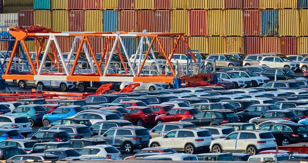 GROBLJE AUTOMOBILA – I TO NOVIH Na hiljade vozila koji čekaju zarobljeni – tužna slika velike krize (FOTO)